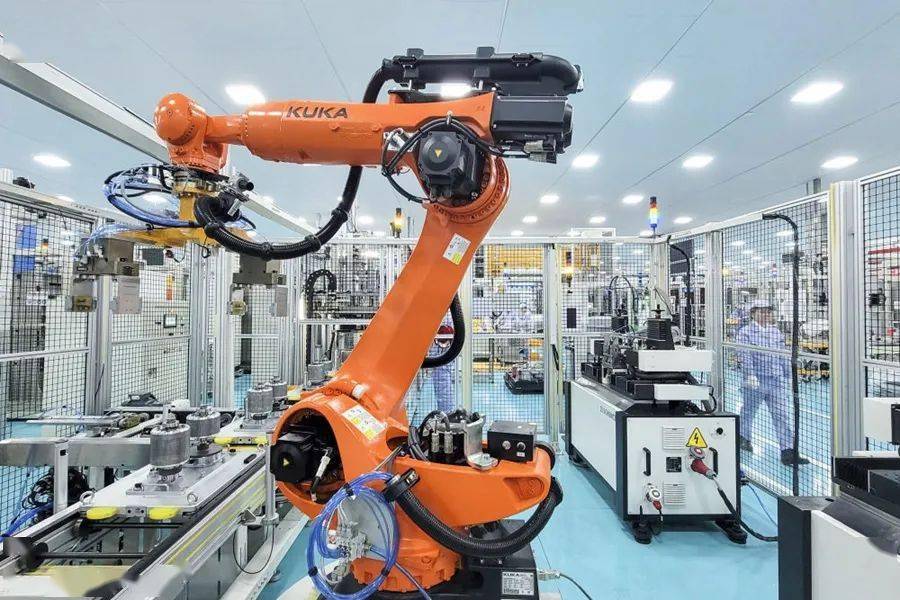 華峰重慶氨綸 以自主創(chuàng)新驅(qū)動(dòng)產(chǎn)業(yè)升級(jí)，智能機(jī)器人研發(fā)引領(lǐng)智造新篇